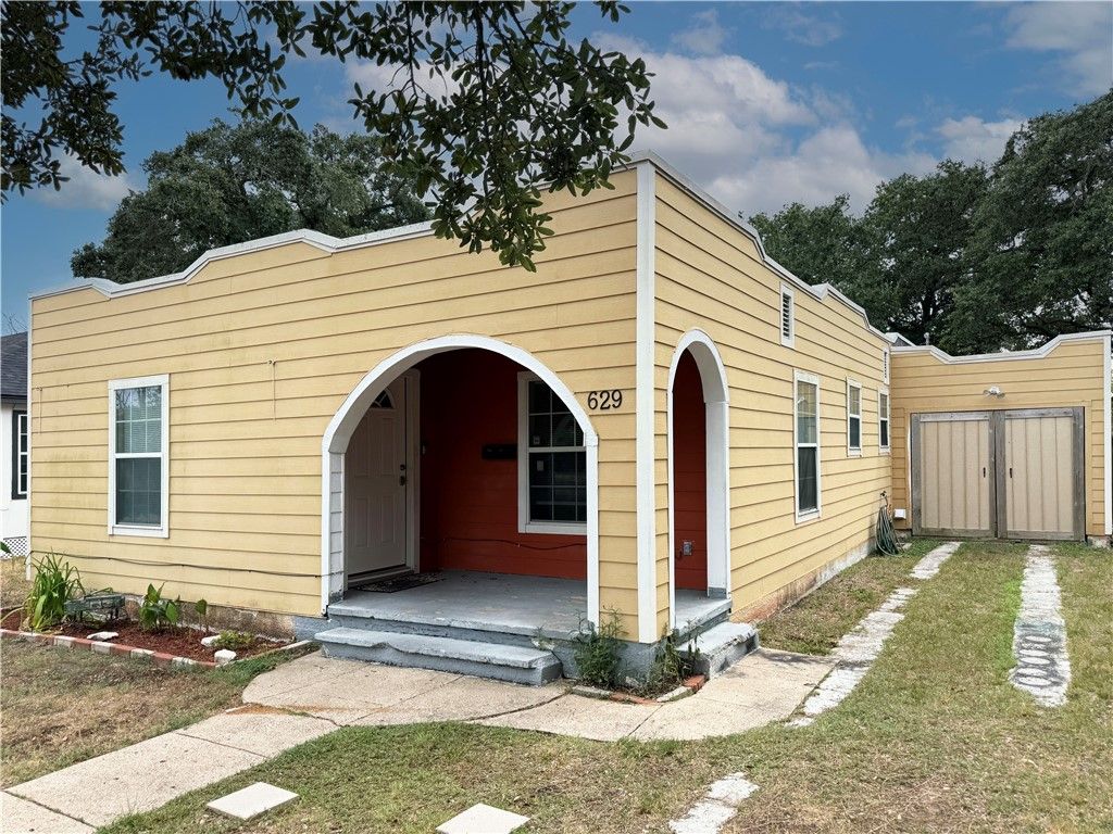 629 W Yoakum Ave, Aransas Pass, TX 78336 — exterior