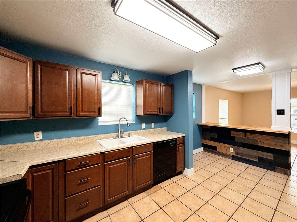 629 W Yoakum Ave, Aransas Pass, TX 78336 — photo 3