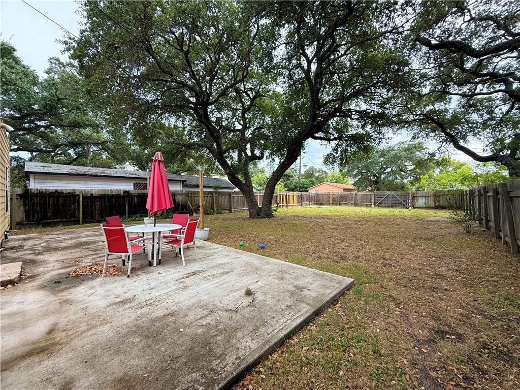 629 W Yoakum Ave, Aransas Pass, TX 78336 — photo 4