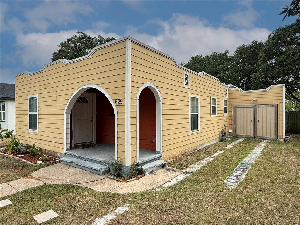 629 W Yoakum Ave, Aransas Pass, TX 78336 — photo 5