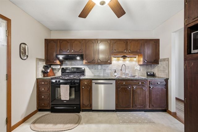 5769 Langdon Ave SW, Cedar Rapids, IA 52404