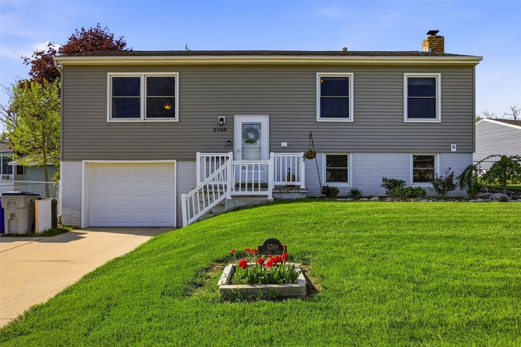 5769 Langdon Ave SW, Cedar Rapids, IA 52404