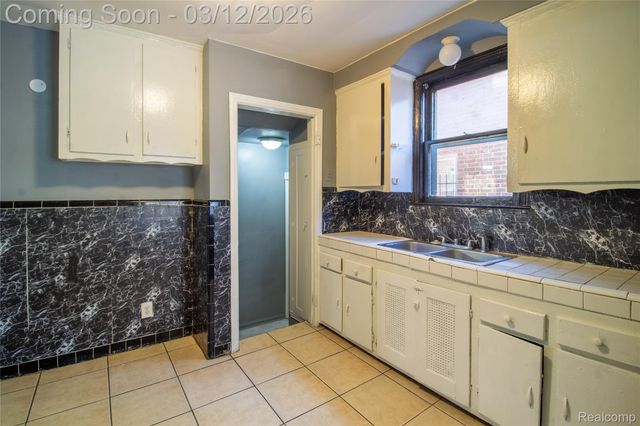 15870 Lesure Street, Detroit, MI 48227