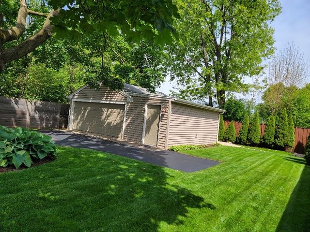 229 Fuller Road, Hinsdale, IL 60521