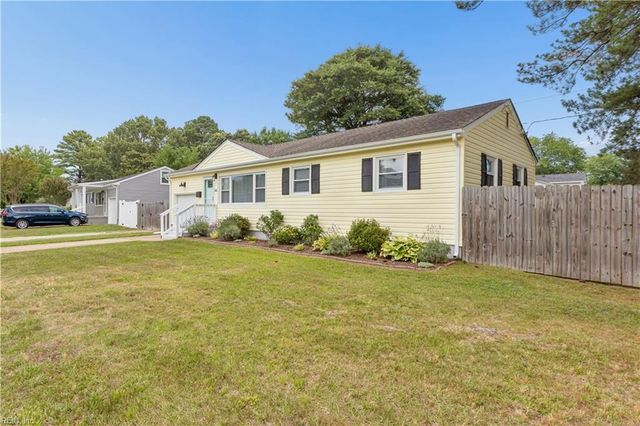 200 Peachwood LN, Virginia Beach, VA 23452
