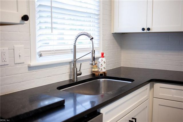 200 Peachwood LN, Virginia Beach, VA 23452