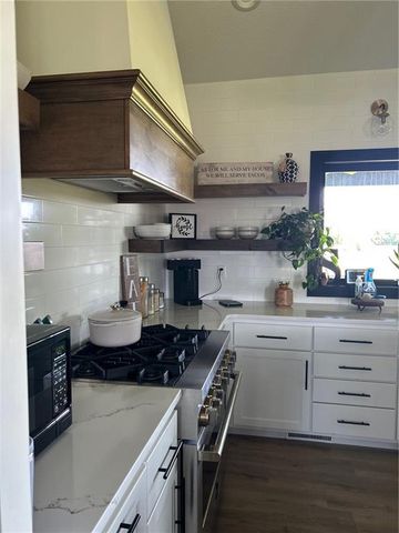 576 E 47 Highway, Girard, KS 66743