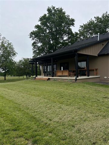 576 E 47 Highway, Girard, KS 66743