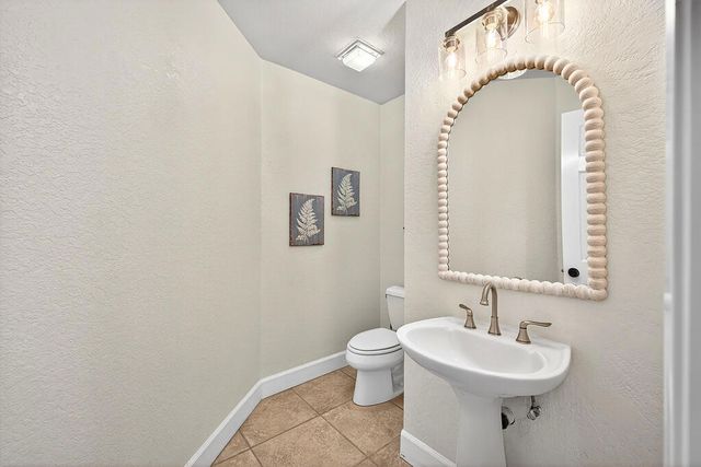 43791 Calle Las Brisas W, Palm Desert, CA 92211