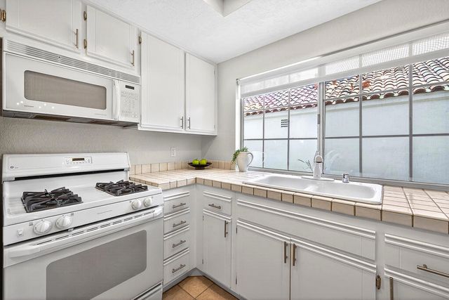 43791 Calle Las Brisas W, Palm Desert, CA 92211