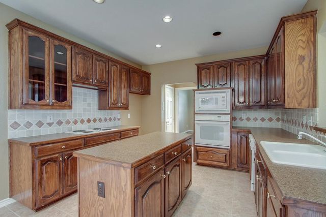 224 Heatherwood Drive, Irving, TX 75063