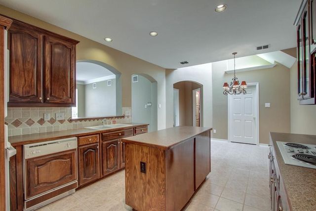 224 Heatherwood Drive, Irving, TX 75063