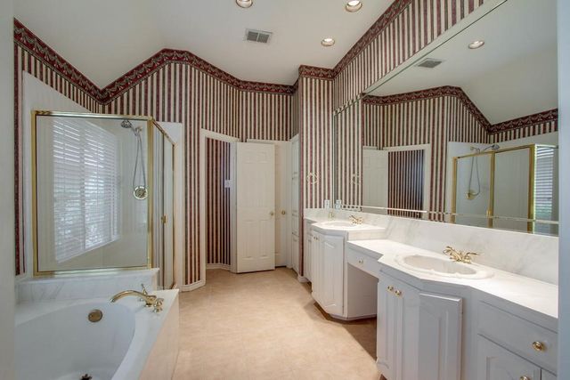 224 Heatherwood Drive, Irving, TX 75063