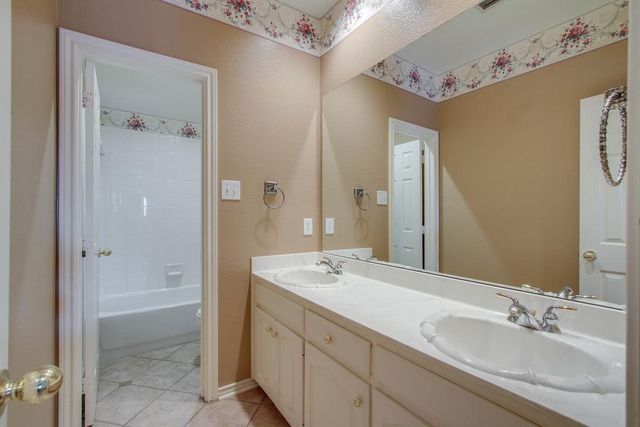 224 Heatherwood Drive, Irving, TX 75063