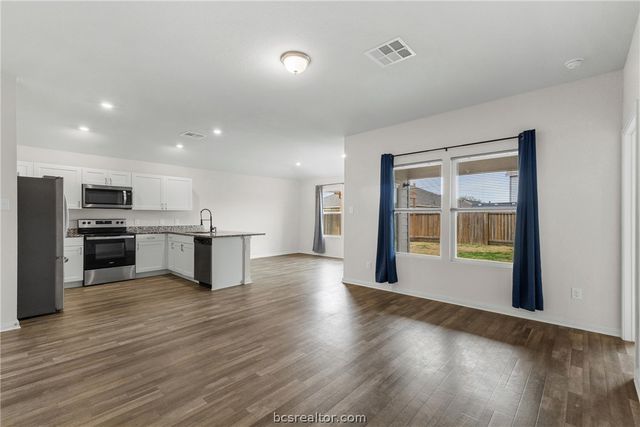 6018 Crest Bridge Court, Bryan, TX 77807