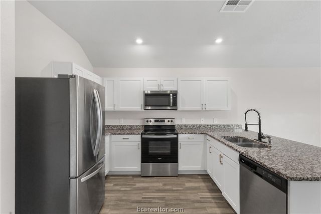 6018 Crest Bridge Court, Bryan, TX 77807