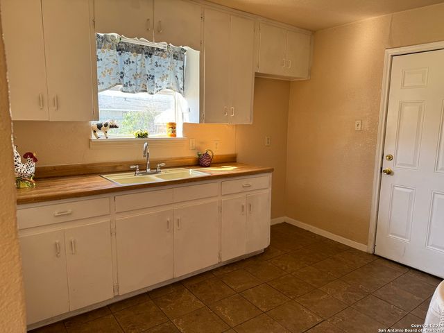 675 W PYRON AVE, San Antonio, TX 78221