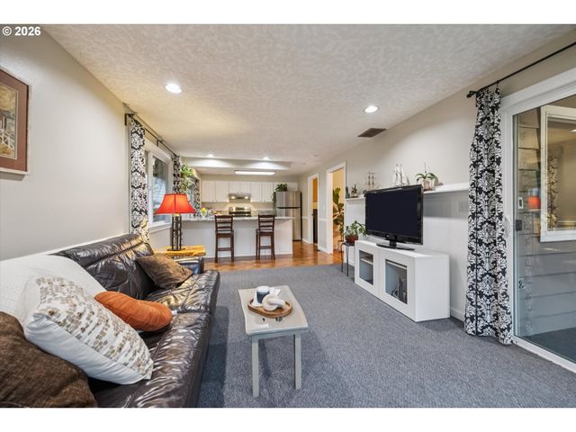 10905 Sw MIRA Ct, Portland, OR 97223