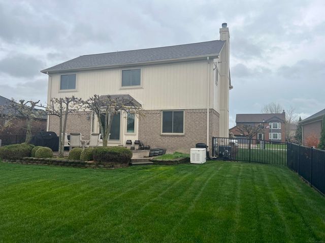 29105 Bay Pointe Drive, New Baltimore, MI 48047