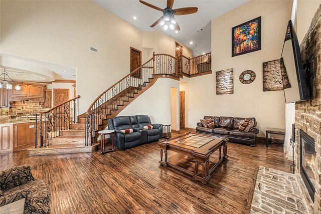 112 Diamond Rose Drive, Burleson, TX 76028