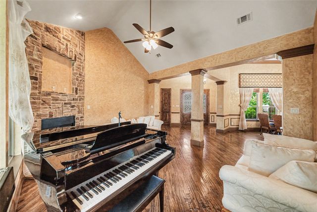112 Diamond Rose Drive, Burleson, TX 76028