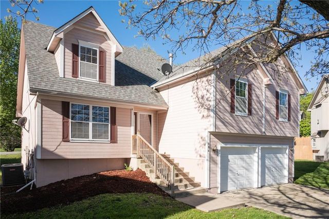104 NE Stonebridge Court, Blue Springs, MO 64014