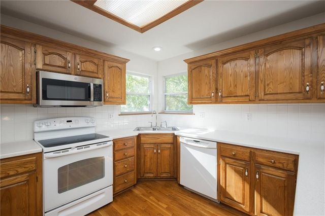 104 NE Stonebridge Court, Blue Springs, MO 64014