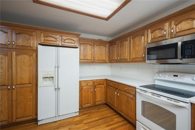 104 NE Stonebridge Court, Blue Springs, MO 64014