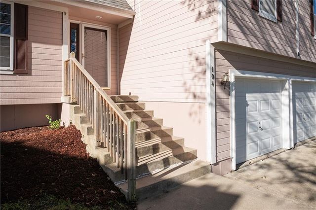 104 NE Stonebridge Court, Blue Springs, MO 64014