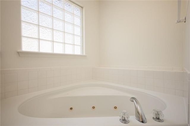 104 NE Stonebridge Court, Blue Springs, MO 64014