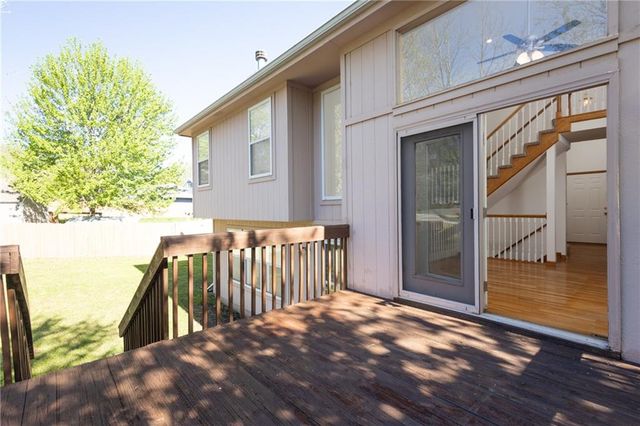104 NE Stonebridge Court, Blue Springs, MO 64014