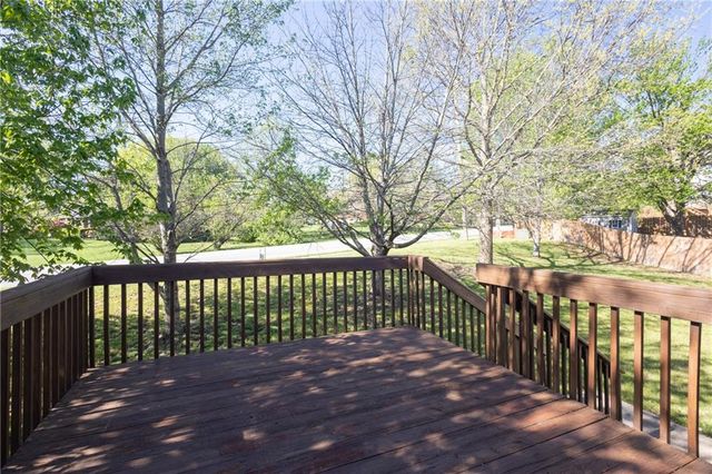 104 NE Stonebridge Court, Blue Springs, MO 64014