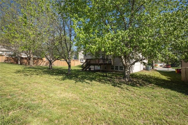104 NE Stonebridge Court, Blue Springs, MO 64014