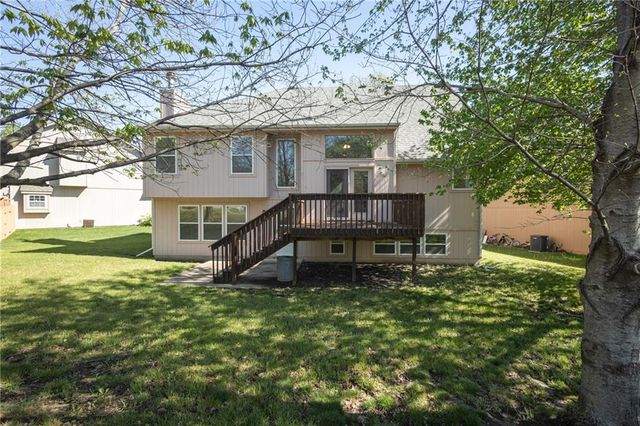 104 NE Stonebridge Court, Blue Springs, MO 64014