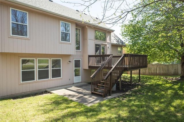 104 NE Stonebridge Court, Blue Springs, MO 64014