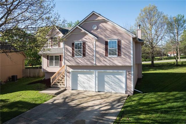 104 NE Stonebridge Court, Blue Springs, MO 64014
