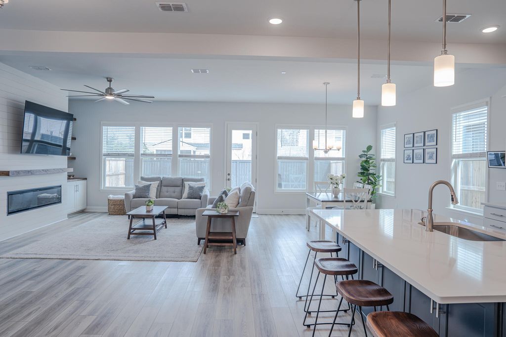 Image 10 of property listing at 4111 Collins Drive, Charleston, SC 29414