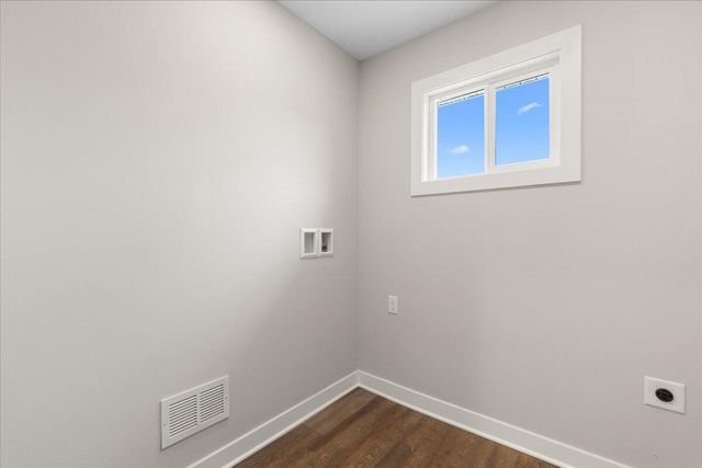 2185 Newark DRIVE, West Bend, WI 53090