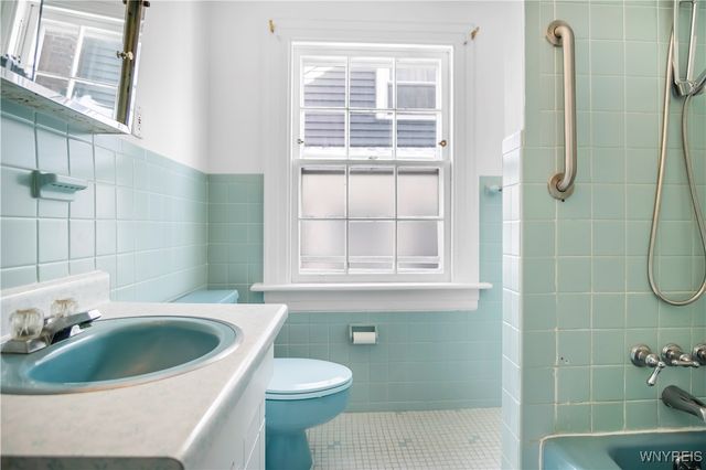 24 Admiral Road, Buffalo, NY 14216