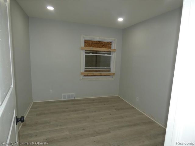 15835 Evergreen Road, Detroit, MI 48223