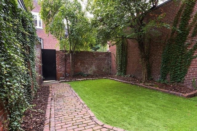 62 Chestnut St, Boston, MA 02108