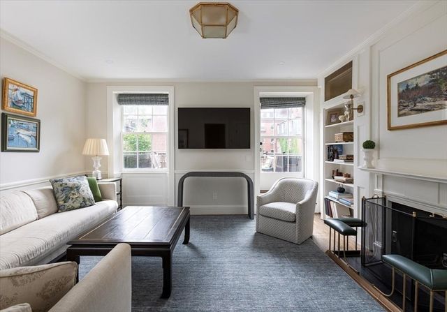 62 Chestnut St, Boston, MA 02108