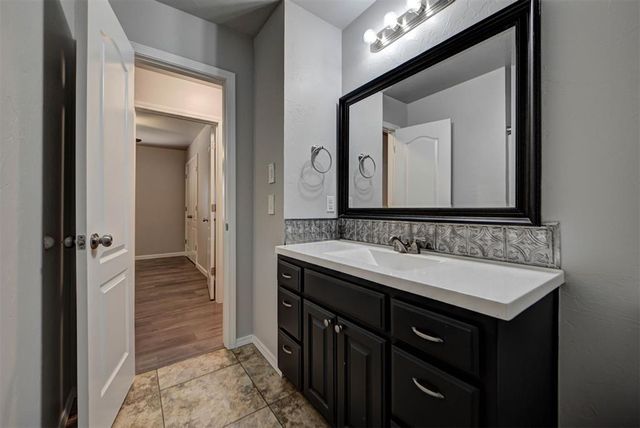 1404 SE 7th Street, Moore, OK 73160