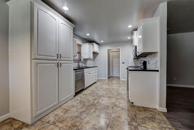 1404 SE 7th Street, Moore, OK 73160