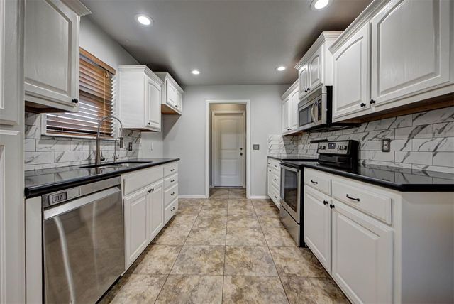 1404 SE 7th Street, Moore, OK 73160