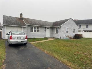 1 Beachwood Drive, Babylon, NY 11702