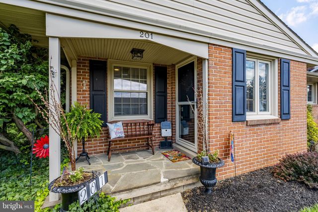201 HILLCREST RD, New Holland, PA 17557
