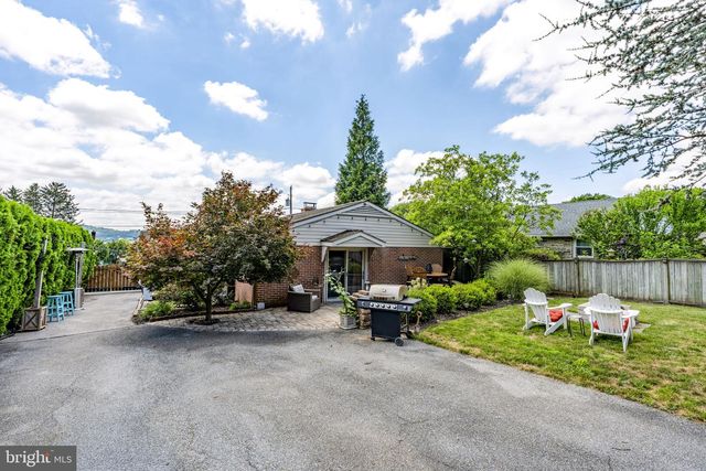 201 HILLCREST RD, New Holland, PA 17557