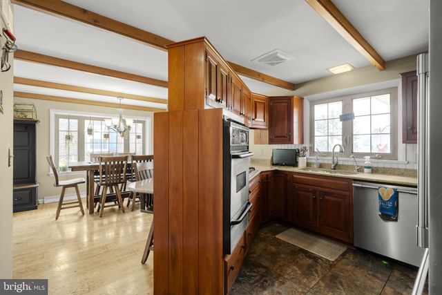 201 HILLCREST RD, New Holland, PA 17557