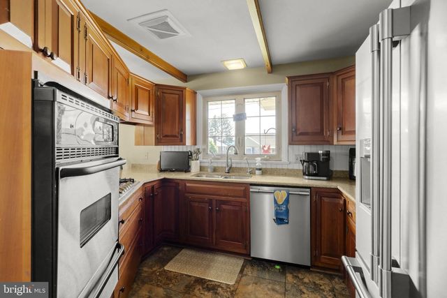 201 HILLCREST RD, New Holland, PA 17557